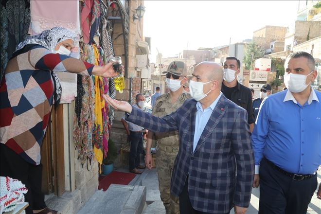 Denetimlere katılan Vali Demirtaş´a kolonya ikramı