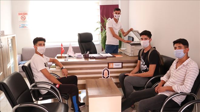 Muhtarlık ofisini öğrencilere açan muhtar ücretsiz fotokopi hizmeti veriyor