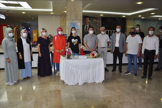 Genç yazar Elif Sıla Yiğit´in  ?Diyardan Diyara Yolculuk´ ilk romanı imza gününe büyük ilgi