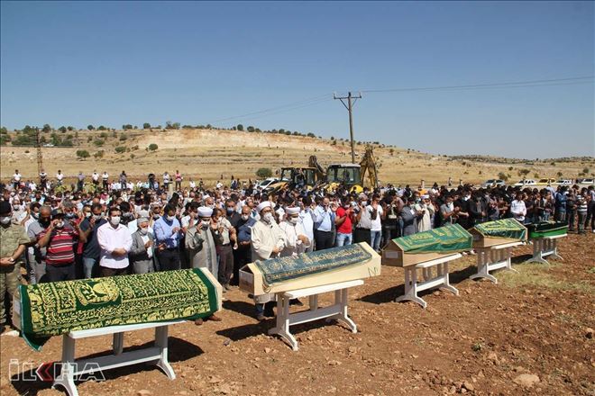 Feci kazada vefat edenler, dua ve ağıtlarla yan yana defnedildi