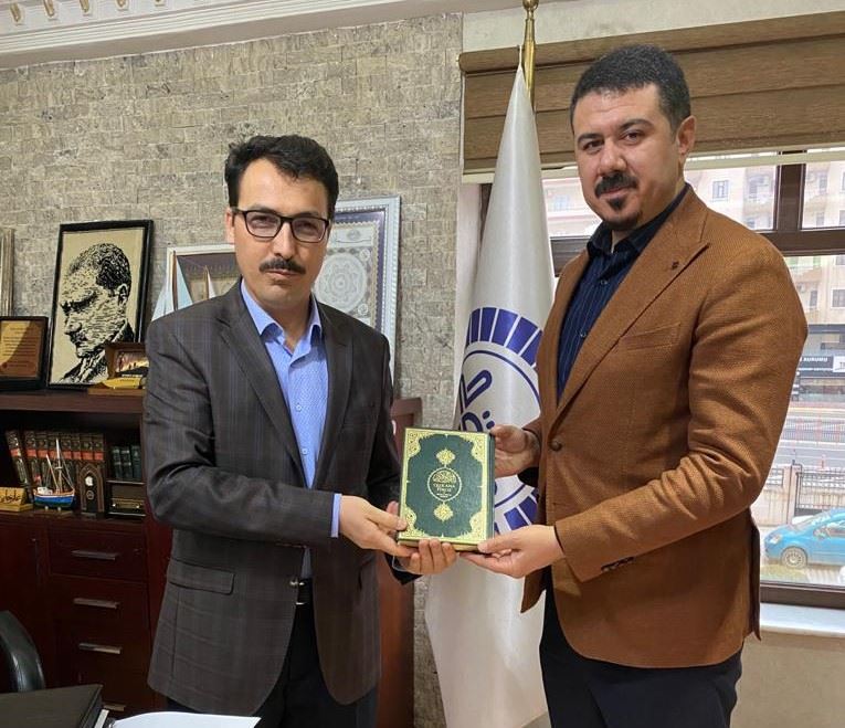 Müftüden Başkan Aydoğan’a Kürtçe Kur’an-I Kerim Meali Hediyesi