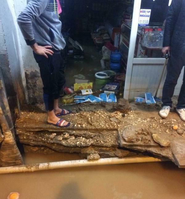 Su borusunun patlaması sonucu bir dükkanı su bastı