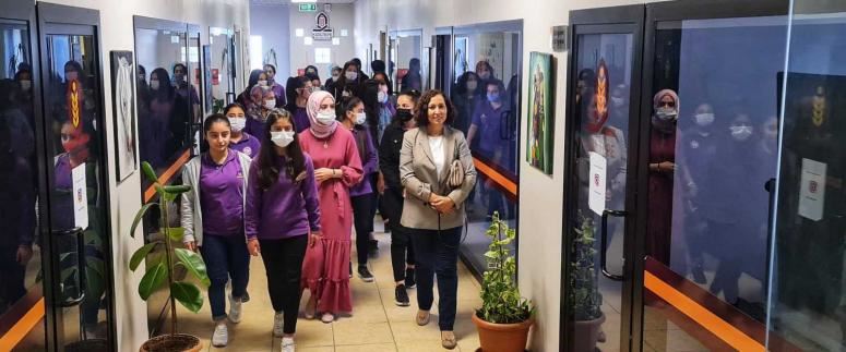 Lise öğrencileri Gençlik Merkezini gezdi