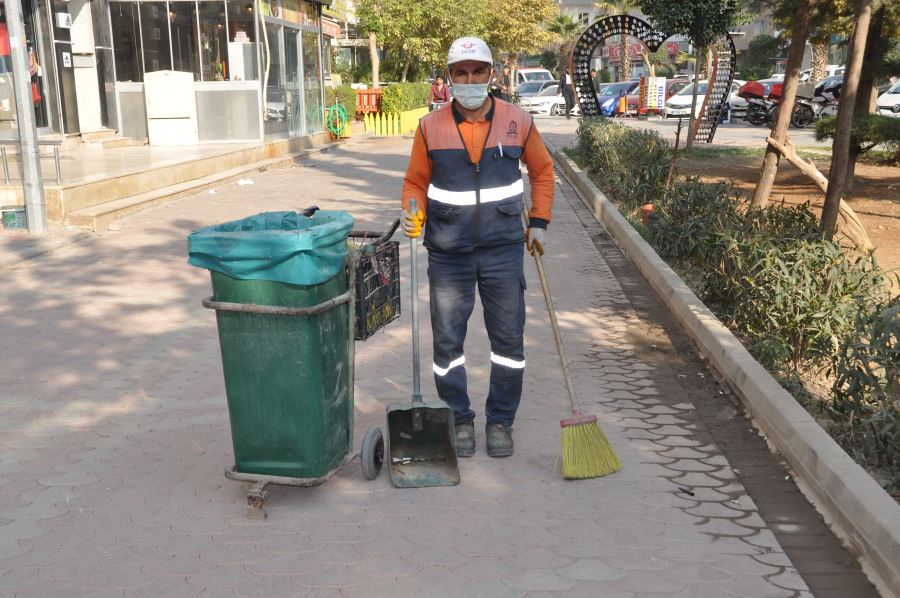 Sokakları ritimle temizliyor