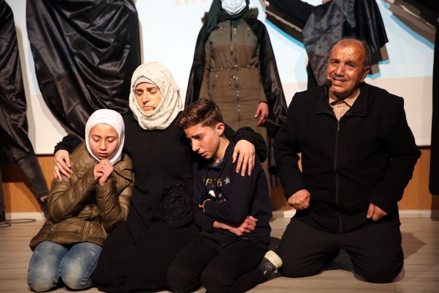Savaş Mağduru Suriyelilerin Konu Alındığı Zeytin Ağacı Tiyatro Oyunu Sahnelendi