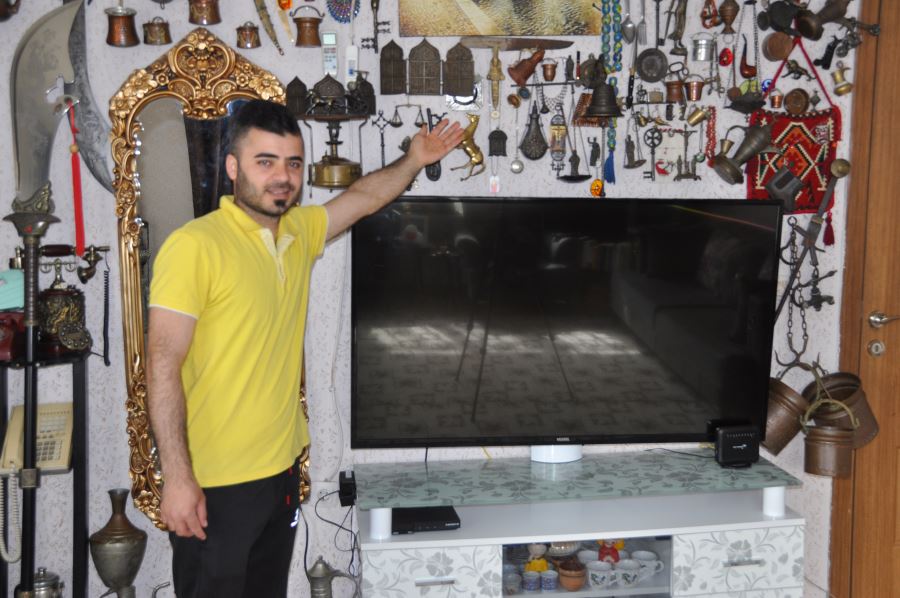 Kapıcı, topladığı hurda eşyaları satıp aldığı antika eşyalarla evini müzeye çevirdi