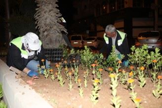 Yaz sıcağının başladığı Kızıltepe’de kadınların  akşam ‘çiçek mesaisi’