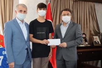Fotoğraf Yarışmasında İlk Beşe Giren Öğrencilere Ödülleri Verildi