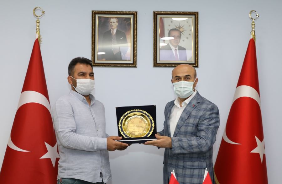 Vali Demirtaş, duyarlı özel halk otobüsü şoförünü ödüllendirdi