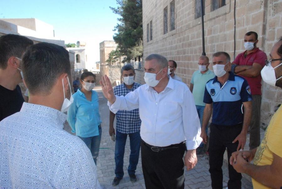 Midyat Belediye Başkanı Veysi Şahin, yapımı devam eden projeleri inceledi
