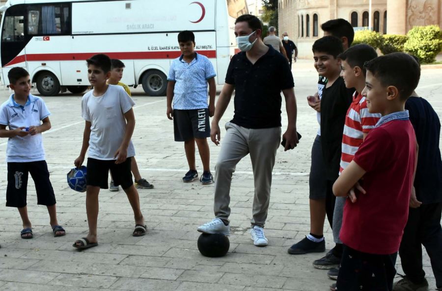 Nusaybin Kaymakamı çocuklarla top oynadı
