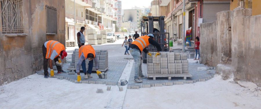 Kilitli parke taşı döşeme çalışmaları sürüyor
