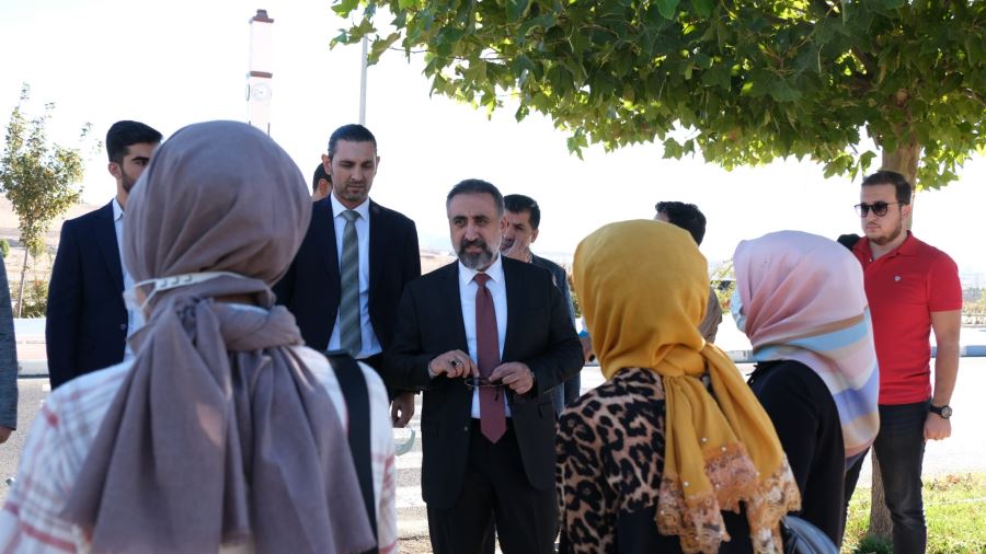  MAÜ Rektörü öğrencileri karşıladı