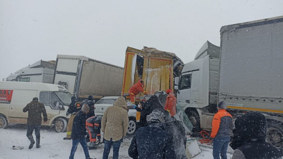 İpek yolunda zincirleme kaza ölü ve yaralılar var