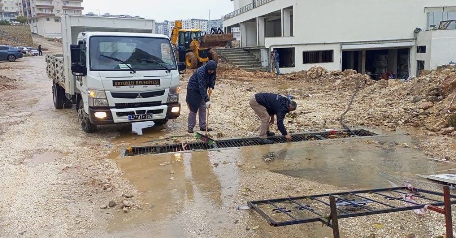 Artuklu Belediyesi Ekipleri Sağanak Yağış Mesaisinde