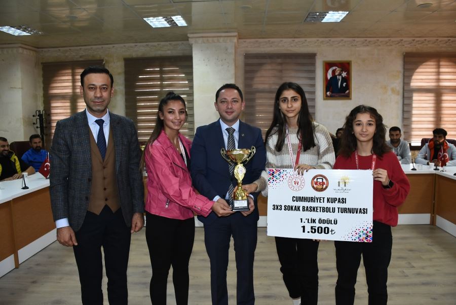 Kaymakam Kayabaşı dereceye girenler sporculara ödüllerini verdi