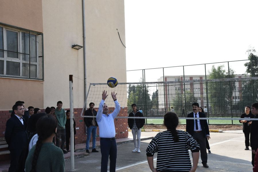 Kaymakam Kayabaşı öğrencilerle voleybol pynadı