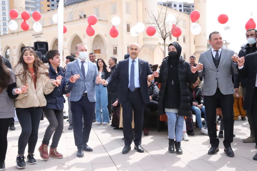 Vali Demirtaş Nevruz Ateşini Yakıp, Halkla Halay Çekti