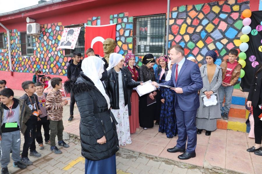 Kaymakam Görmüş, okuma yazma öğrenen kadınları tebrik etti