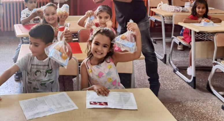 Karne alan çocuklara beslenme kiti hediye edildi
