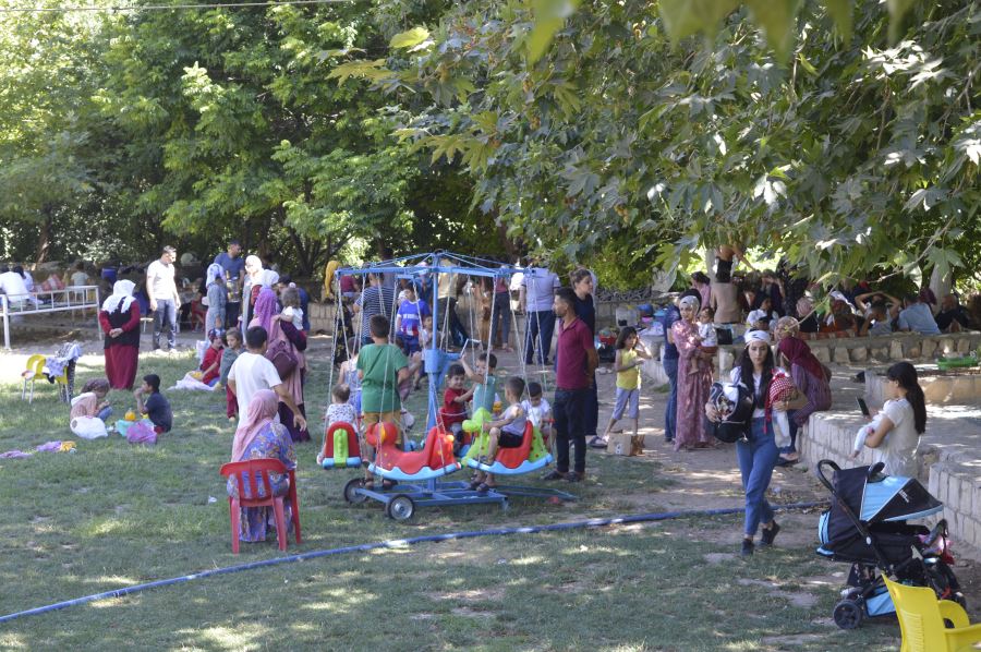 Mardin’de “çöl sıcakları” vatandaşlar Ğurs Vadisine akın ediyor