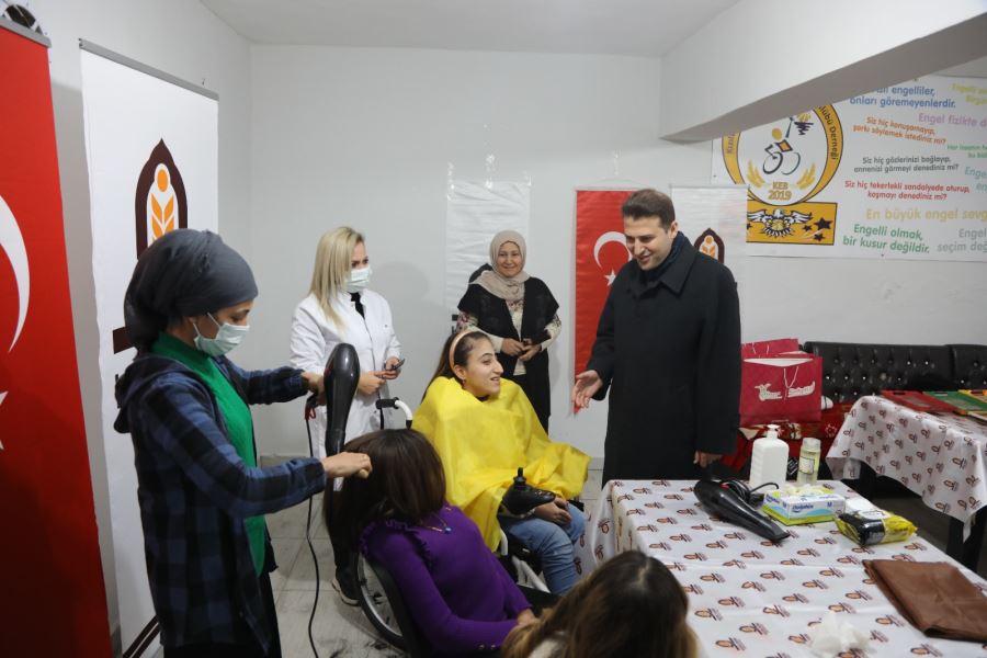KIZILTEPE’DE GÖRME ENGELLİ BİREYLERE ÜCRETSİZ KUAFÖR HİZMETİ