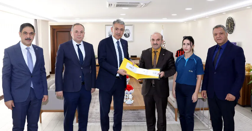 PTT’nin 183. Yıldönümüde anısına Vali Akkoyun’a pul hediye edildi