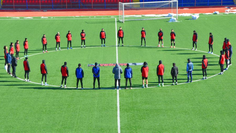 Mardin 1969 Spor’dan depremde hayatını kaybedenler için saygı duruşu