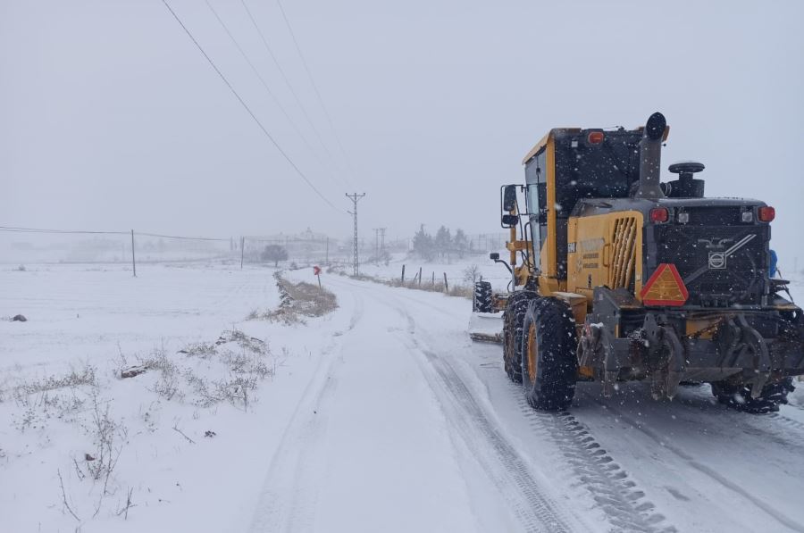 Mardin kırsalında yol açma çalışmaları sürüyor