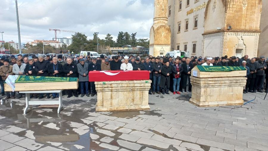 Depremde oğlu ve kızıyla birlikte hayatını kaybeden Mardinli polis  memuru toprağa verildi