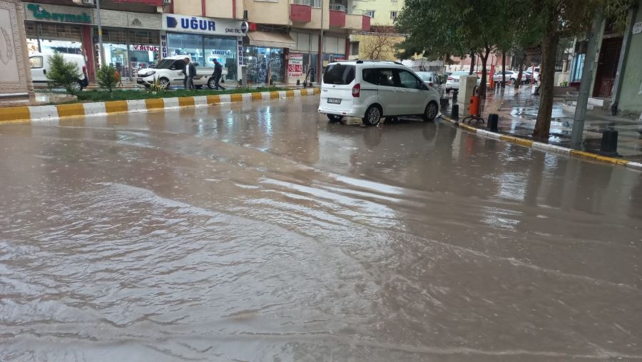 Kızıltepe’de 30 dakikada caddeler göle döndü