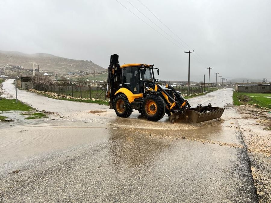 Artuklu Belediyesi ekipleri yağmur mesaisinde