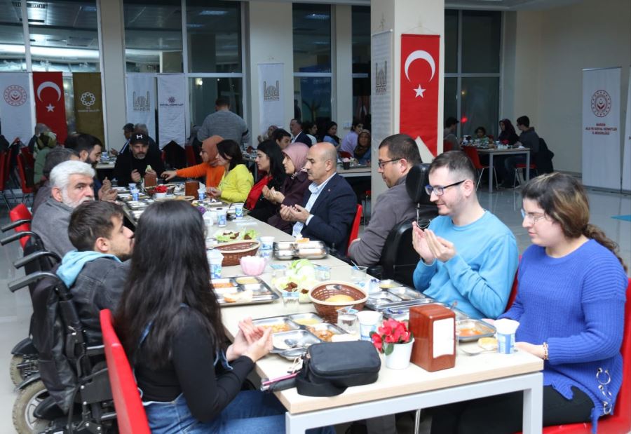 Vali Demirtaş, İftarda Engelli Bireyleri ve STK Temsilcilerini Konuk Etti