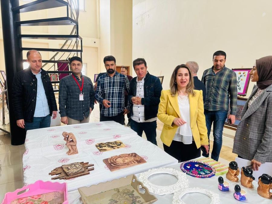 Ruh Sağlığı tedavisi gören hastaların yaptığı resimler sergilendi