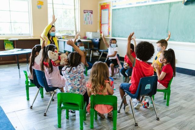 Çocuklukta karşılaşılan cinsiyet ayrımcılığı, beynin bazı bölümlerini inceltebiliyor