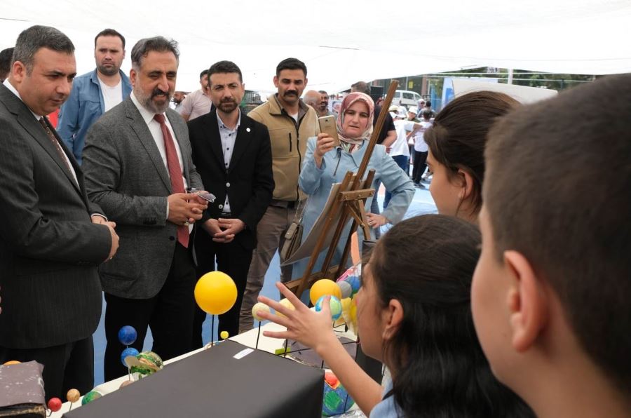 Üniversite Rektörü Ortaokul İnovasyon Fuarına Katıldı