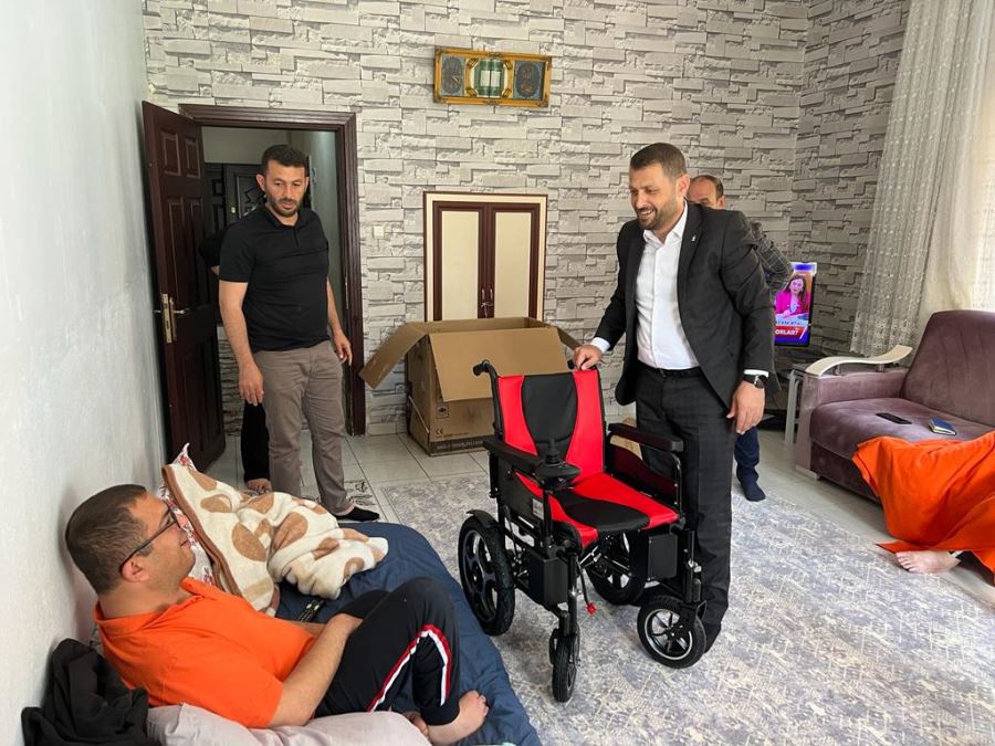 Başkan Alma, engellilere tekerlekli sandalye hediye etti