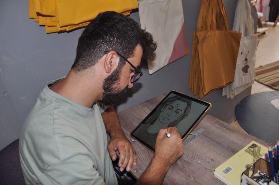 Çizimlerini tişçrt ve çantalara basıyor