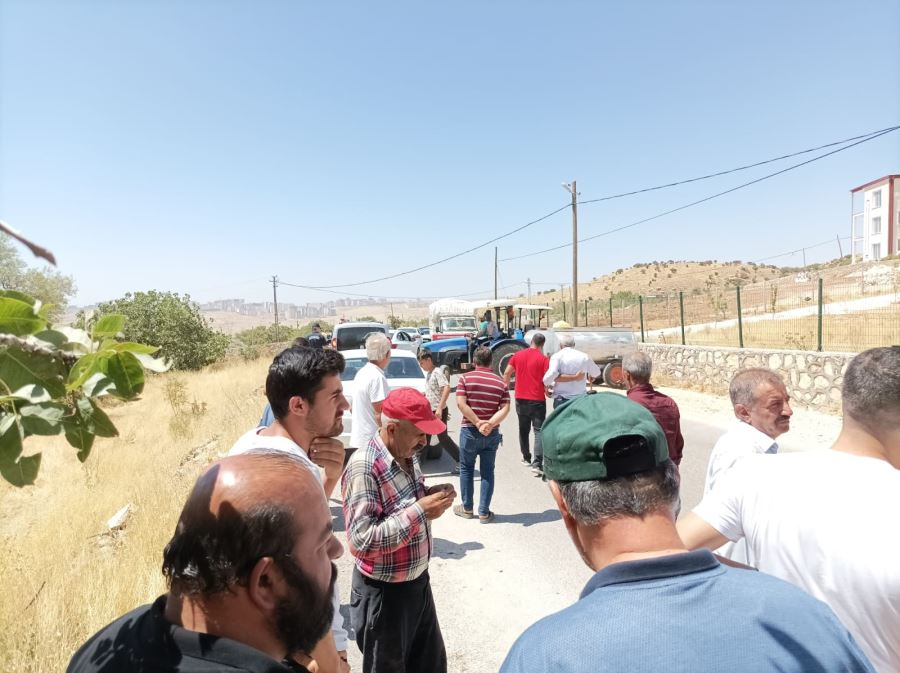 Mardin’de susuz kalan mahalleli yolu trafiğe kapattı