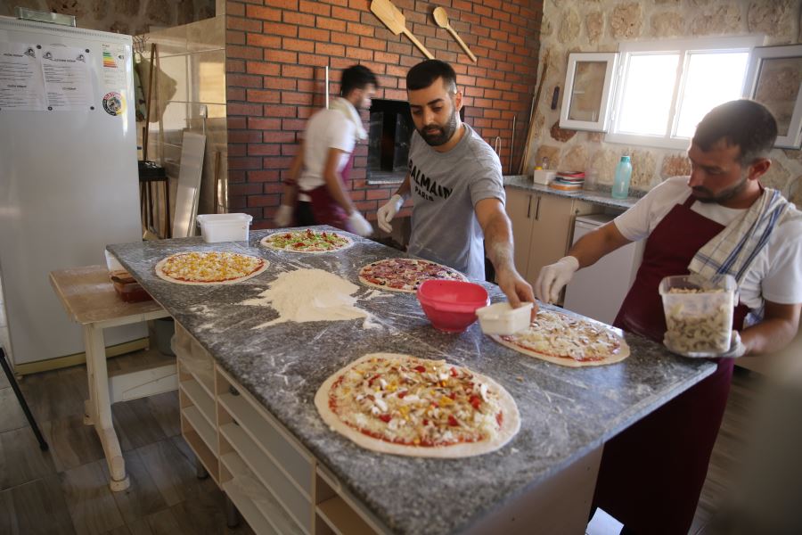 Odun ateşinde pizza yapılan Süryani köyleri lezzet durağı oldu