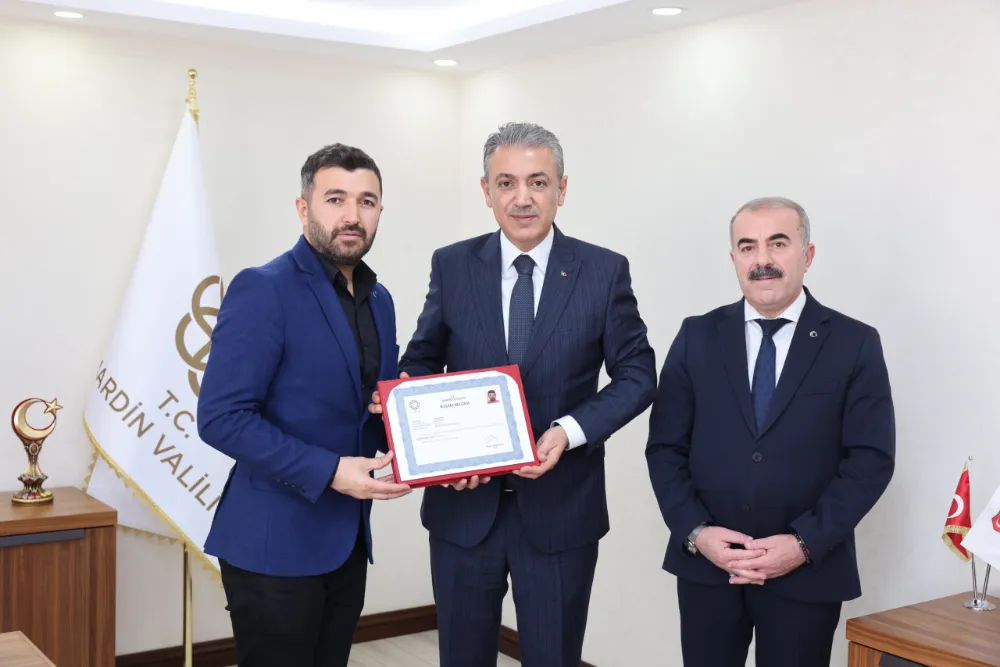 Vali Akkoyun kahraman öğretmeni ödüllendirdi