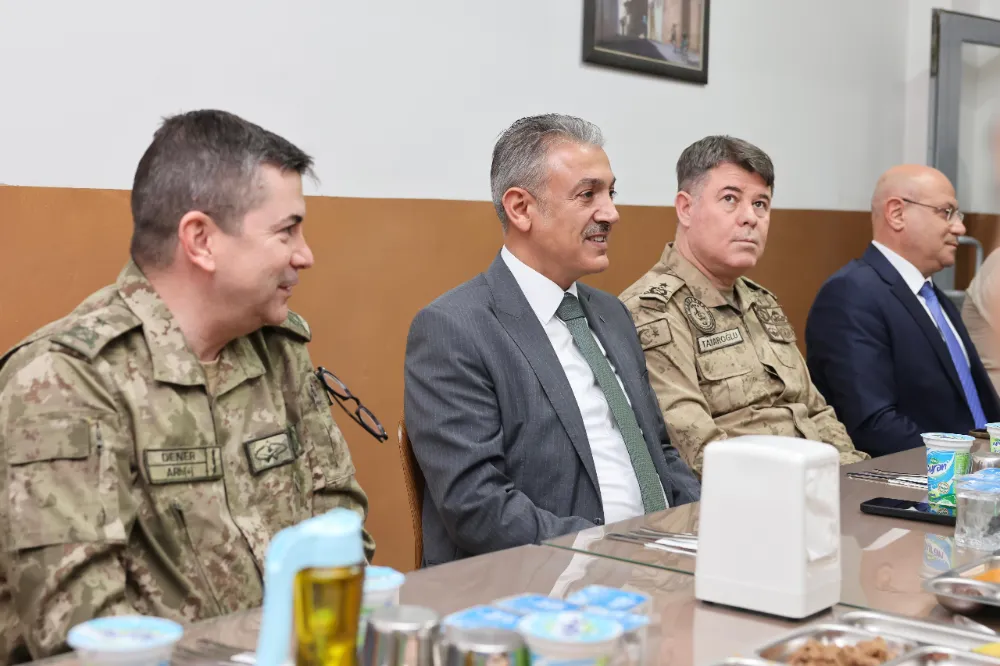 Vali Tuncay Akkoyun, Suriye Sınırında görev yapan askerlerle iftar yaptı