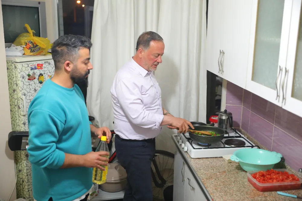 Mehmet Tatlıdede, Sahurda; Gençlere Menemen Yaptı