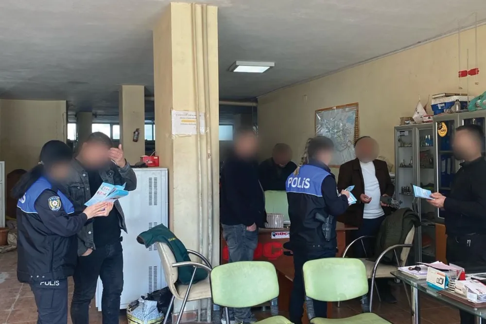 Kızıltepe’de polis ekipleri, vatandaşları internet dolandırıcıları konusunda uyardı