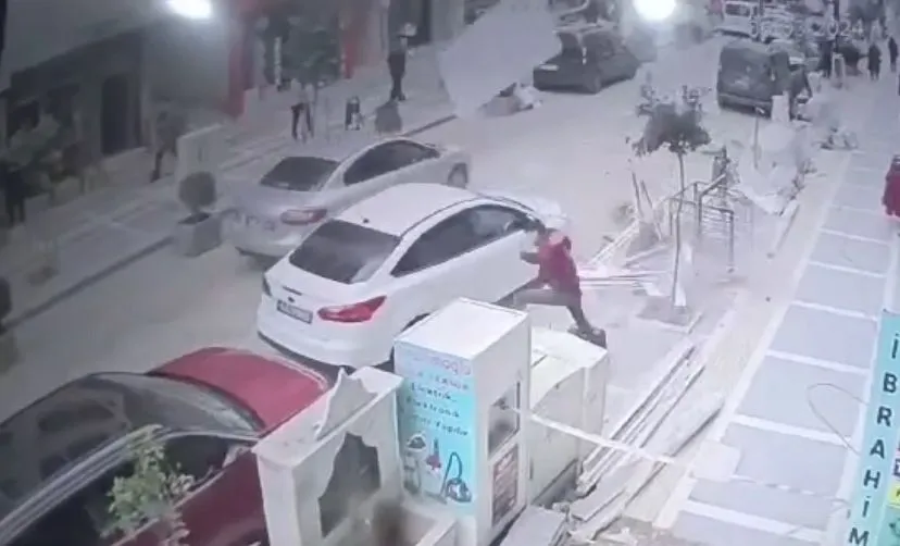 İnşaattan düşen kapının gencin kafasına düşme anı güvenli kamerasına yansıdı