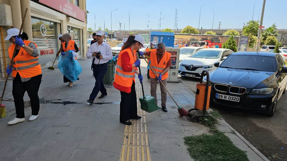 Çevre gününde eş başkanlar ellerine süpürgeyi alıp temizlik yaptı