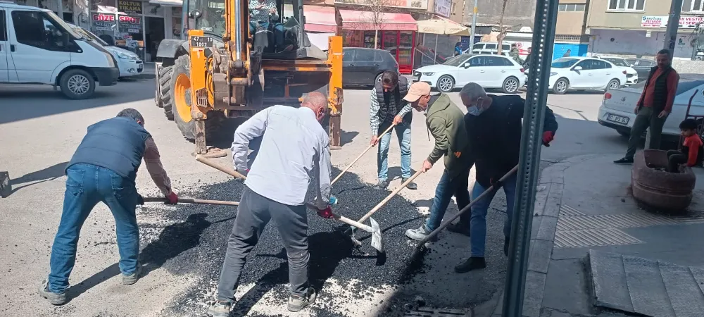 Kochisar Mahallesi’nde Asfalt Yama Çalışması