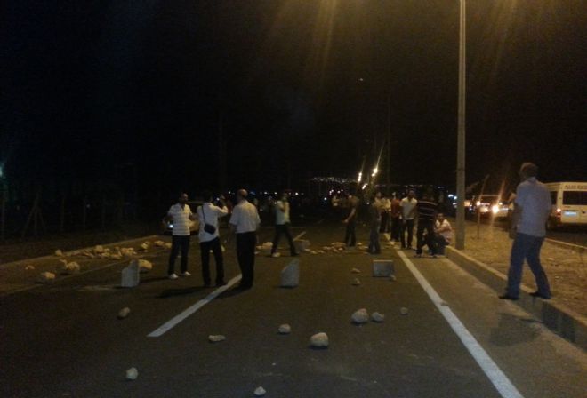 Kızıltepe`de elektrik kesintisi yine yol kapattırdı