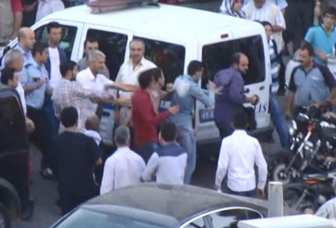Öğretmen ve gazeteciye linç girişimi