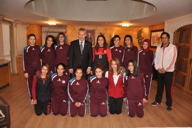 Vali Taşkesen Bayan Hentbol Takımına teşekkür etti